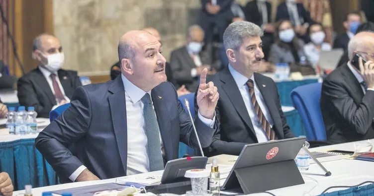 Biz şehit veriyoruz sen gülüyorsun