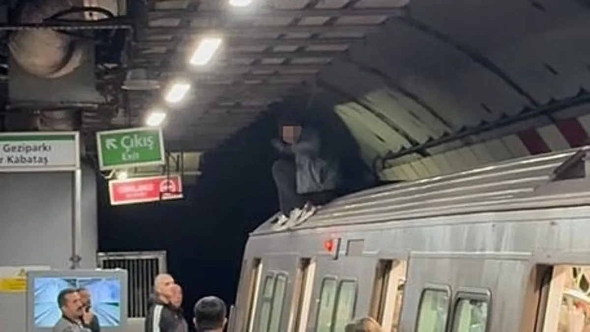 İstanbul’da akılalmaz olay: Durakta bekleyen metronun üzerine çıktı! İstanbul’da akılalmaz olay: Durakta bekleyen metronun üzerine çıktı!