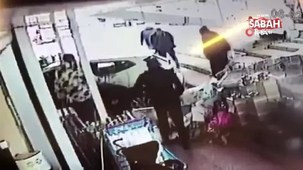 İstanbul Büyükçekmece'de gaz pedalı ile freni karıştıran kadın sürücü beyaz eşya dükkanına böyle daldı | Video