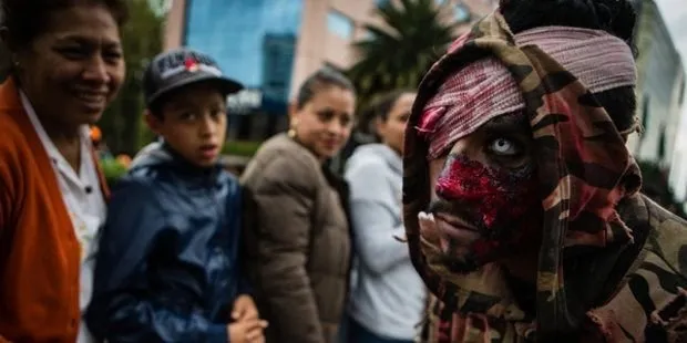 Meksika’da ’renkli’ zombi yürüyüşü