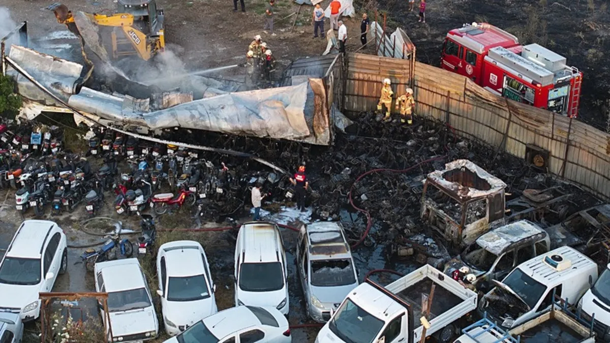 Yediemin otoparkında yangın! 62 araç küle döndü Yediemin otoparkında yangın! 62 araç küle döndü