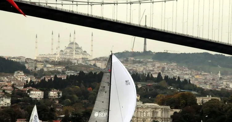 İstanbul Boğazı’nda yelkenli rüzgarı