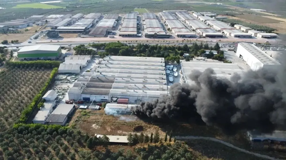 Yat üretim fabrikasında yangın