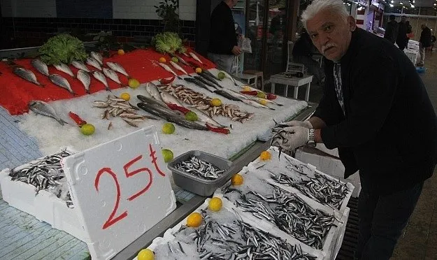 Hamsi fiyatı 25 TL’ye düştü! Vatandaşlar akın etti