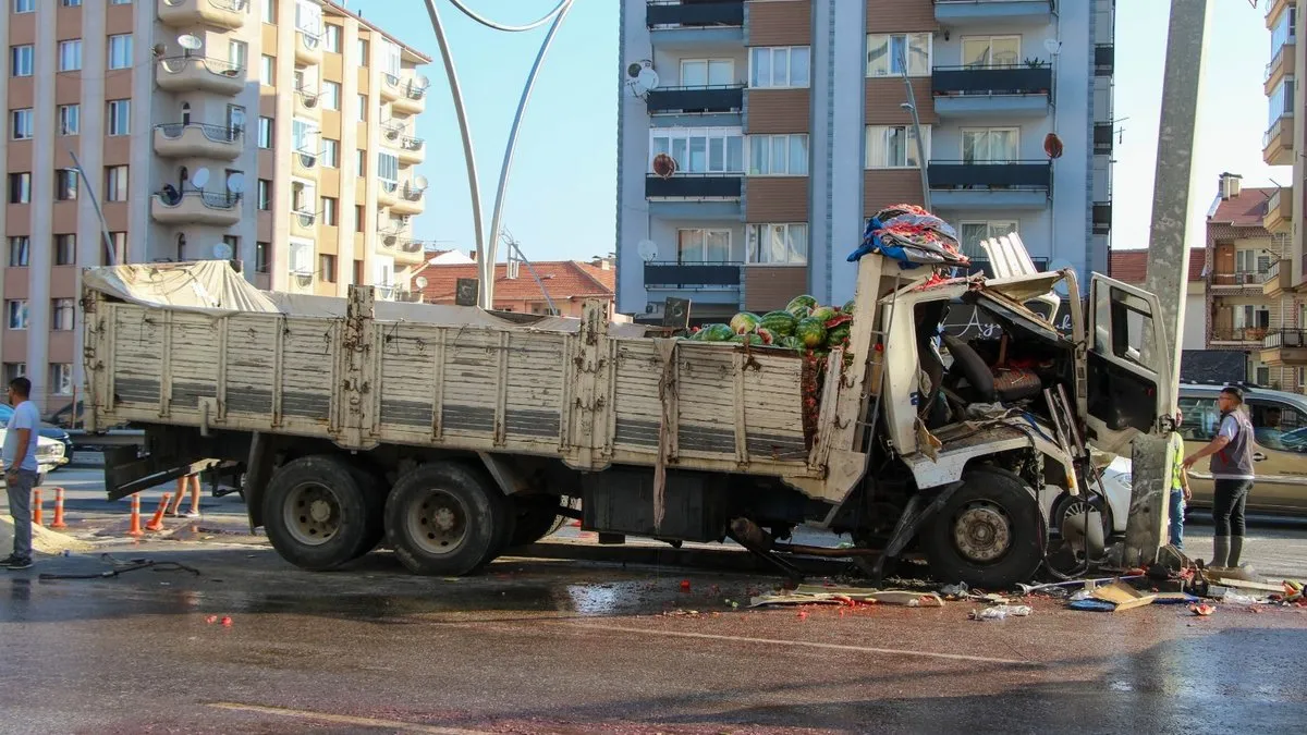 Uşak’ta korkunç kaza: Karpuz yüklü kamyon direğe çarptı; sürücü hayatını kaybetti