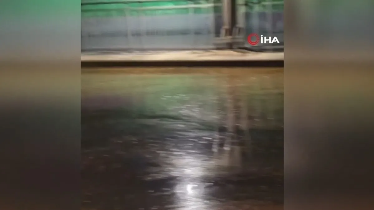 Almanya'da dolu yağışı etkili oldu, yollarda dolu birikintileri oluştu.