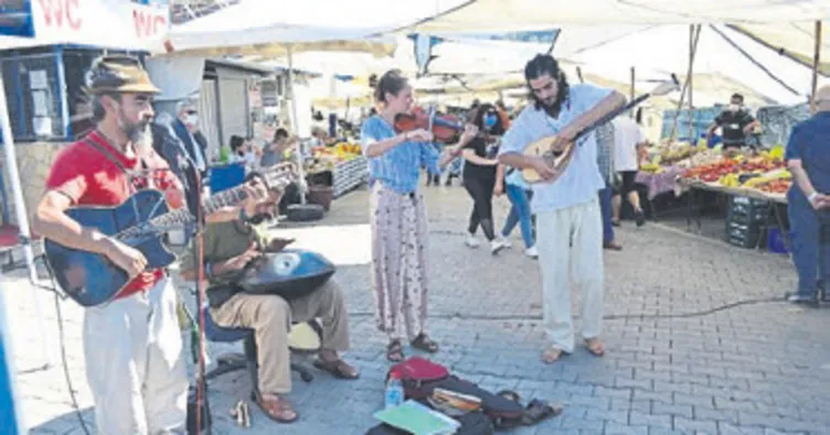 Çalıp söyleyip tatil yapıyorlar