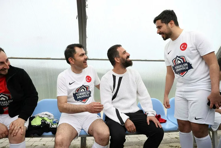 bakan-murat-kurum-ve-afetzede-cocuklar-ozel-macta-top-kosturdu-1683187925310.jpg
