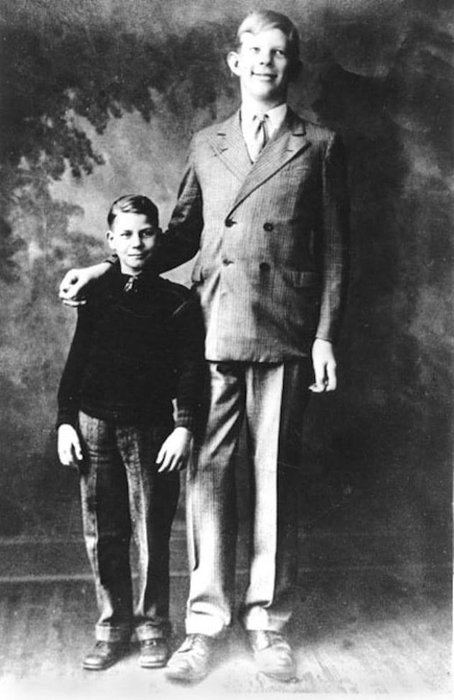 9 yaşında babasını kucağında taşıyordu! İşte dünyanın en uzun adamının acıklı hikayesi