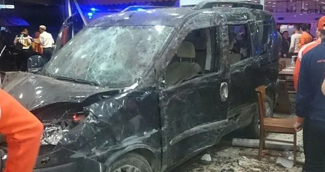 Bursa’da araç restorana girdi: 9 yaralı!
