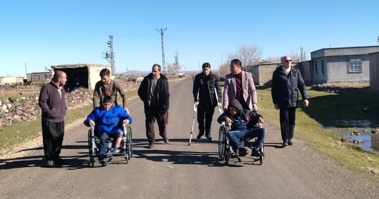 Tekerlekli sandalyeye kavuşan engelli çocuklar okula başladı