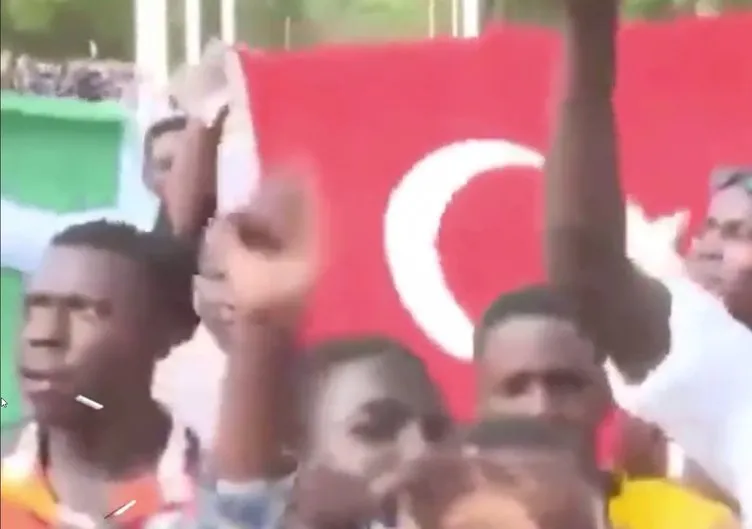 Nijer’de büyük hareketlilik devam ediyor: Sömürgeciliğe karşı Türk bayrağı açtılar!