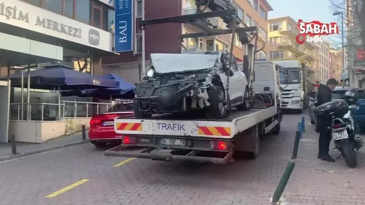 Beşiktaş’ta yokuş aşağı inerken duramayan otomobil eve daldı: 2 yaralı