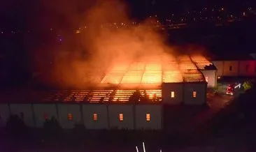 Kayseri’de kağıt fabrikasında yangın! Alevler geceyi aydınlattı