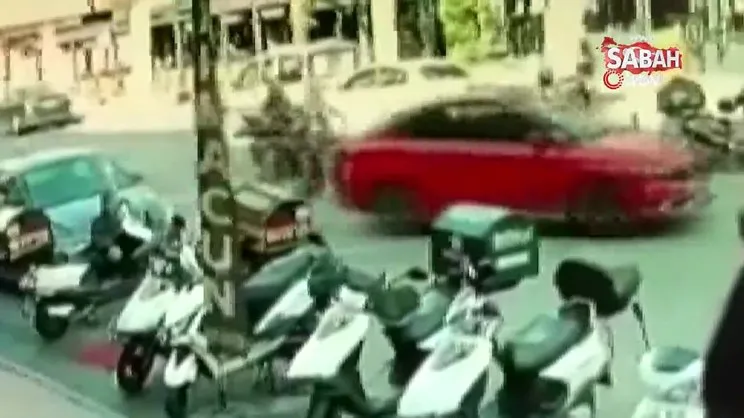 Motosikletli seyir halindeki araca arkadan böyle çarptı | Video
