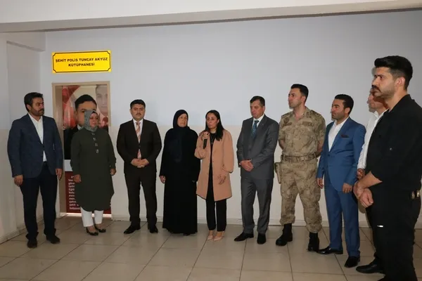 cizrede-sehit-polis-memuru-tuncay-akyuz-adina-kutuphane-acildi-1655300739138.jpg