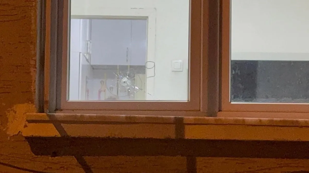 Kayseri’de bir daireye silahlı saldırı: 2 kurşun camdan içeri girdi!