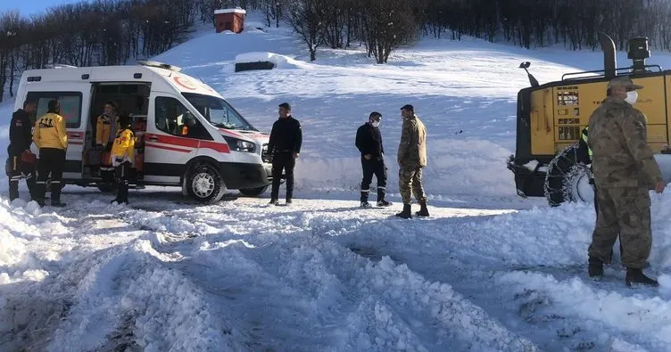 Hasta vatandaş için karlı köy yolu açıldı