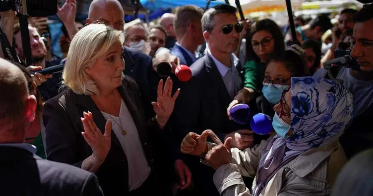 Fransa’da işler kızışıyor! Başörtülü kadın, aşırı sağcı Le Pen’den böyle hesap sordu