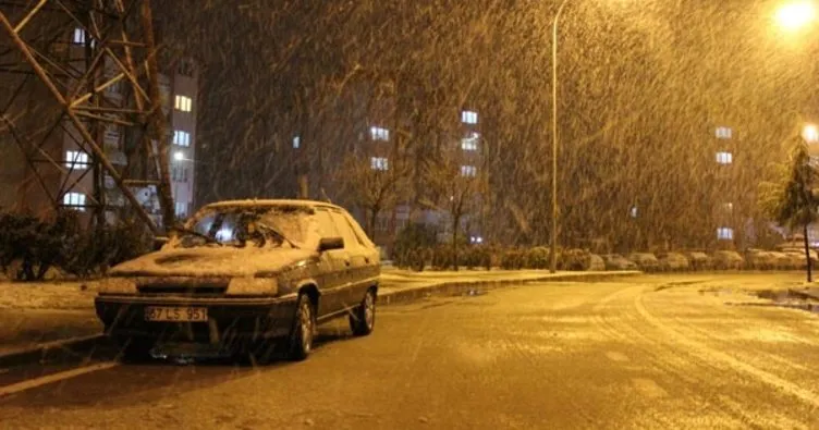 Kar İstanbul’a yaklaştı! Kocaeli’nde yoğun kar yağışı