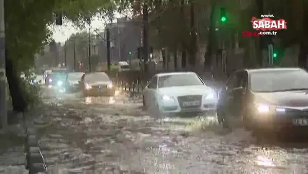 Son dakika! İstanbul'da sağanak yağışta yollar göle döndü, ulaşım durdu | Video