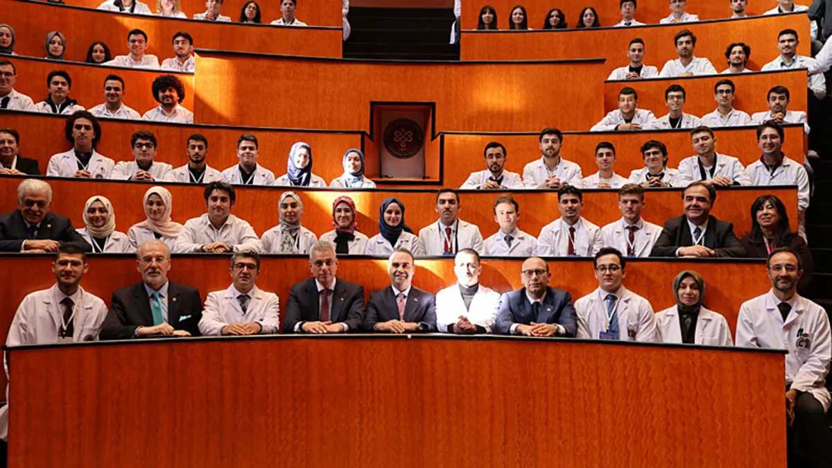 Sağlık Bakanı Memişoğlu Tıp Bayramı’nda hekim adaylarıyla buluştu Sağlık Bakanı Memişoğlu Tıp Bayramı’nda hekim adaylarıyla buluştu