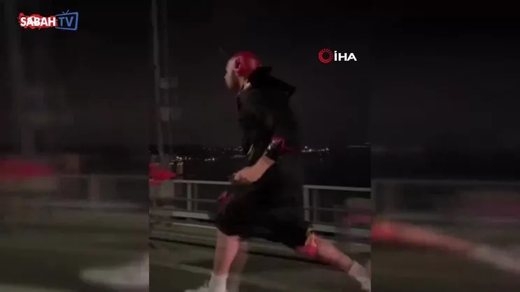 15 Temmuz Şehitler Köprüsü'nde kostümle koşan şahıs yakalandı | Video