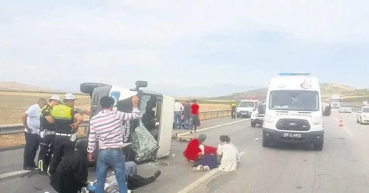 Tarım işçilerini taşıyan minibüs devrildi: 8 yaralı