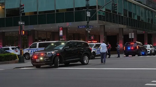 New York’ta gökdelende silahlı dehşet: Altı sivil ve bir polis memuru vuruldu!