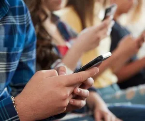 Gençlere ucuz cep telefonu başvuruları başladı: Fiyatın %45’i devletten