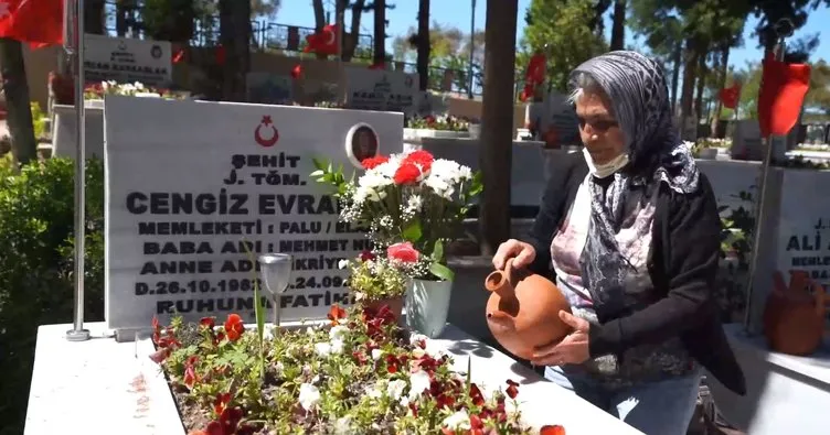 Balıkesir Büyükşehir Belediyesi şehit ailesini oğullarının mezarına götürdü