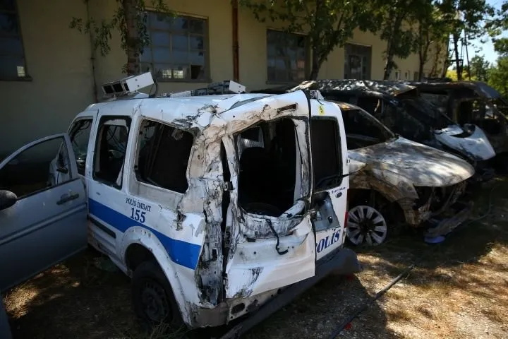 FETÖ'cü hainler 15 Temmuz gecesi polis araçlarını bu hale getirdi