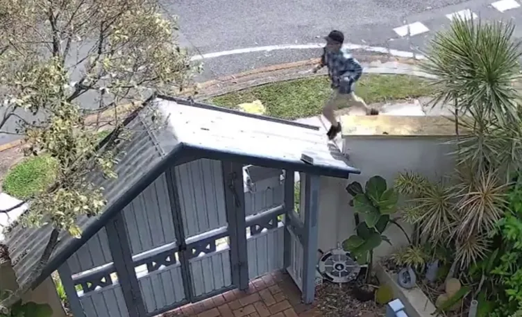 Avustralya’da insanlık dışı olay: Bebeğin üstüne sıcak kahve döktü!