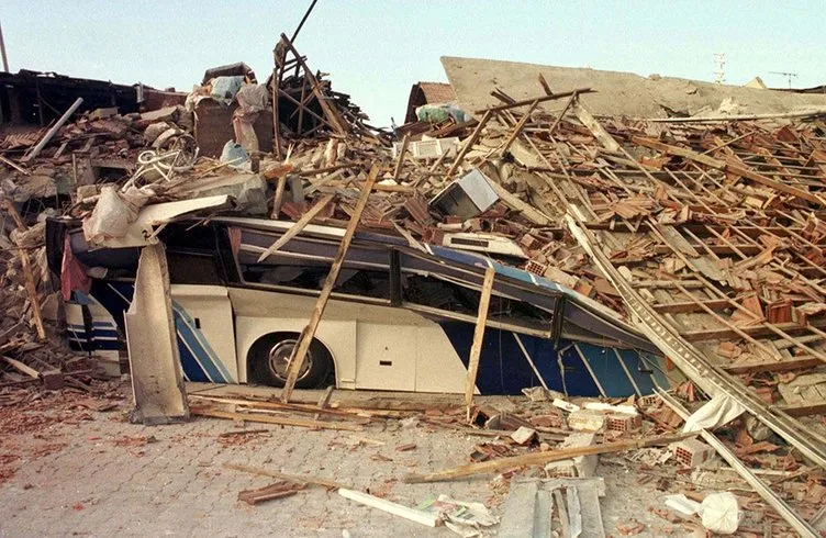 17 Ağustos 1999 Gölcük depremi kaç şiddetindeydi, kaç kişi öldü? 17 Ağustos depremi kaç saniye sürdü?