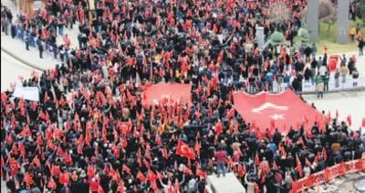 Onbinler teröre karşı yürüyor