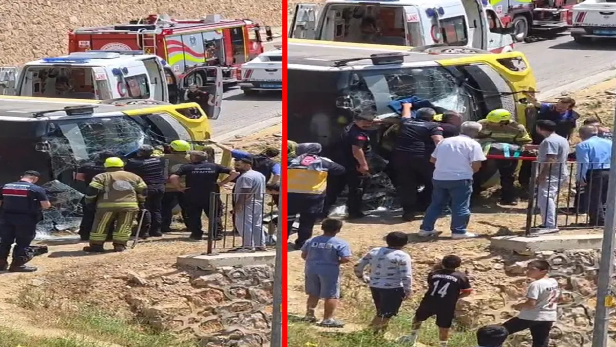 Bursa'da kaza: Çocuğa çarpmamak için şoförünün manevra yaptığı özel halk otobüsü devrildi! Bursa'da kaza: Çocuğa çarpmamak için şoförünün manevra yaptığı özel halk otobüsü devrildi!