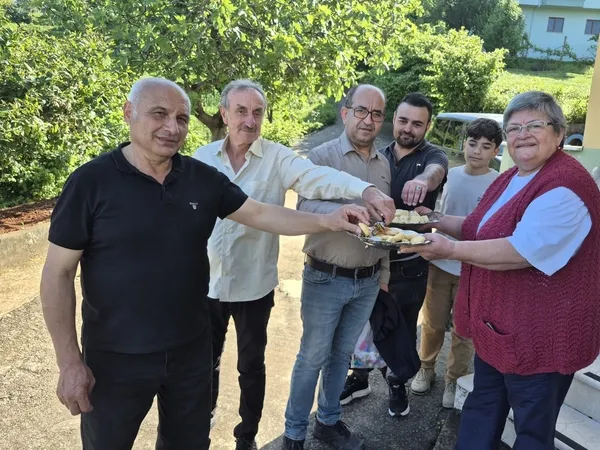 asirlik-gelenek-bayramda-yeniden-hayat-buldu-yumurtalar-tokustu-mahalle-bayramla-kenetlendi-1779869553846.jpg