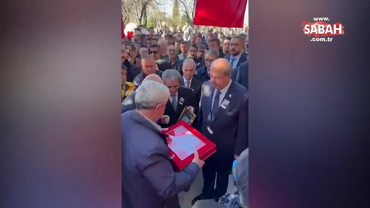 Şehidin bayrağını, KKTC Cumhurbaşkanı Tatar şehit babasına teslim etti