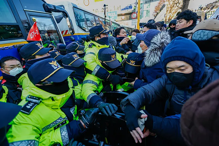 Tarihte bir ilk: Polisler başkanlık konutunu bastı! Güney Kore lideri barikatlara rağmen tutuklandı