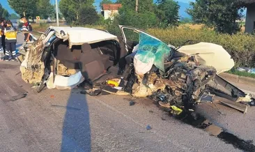 Hızla beton direğe çarptı 3 kişi öldü