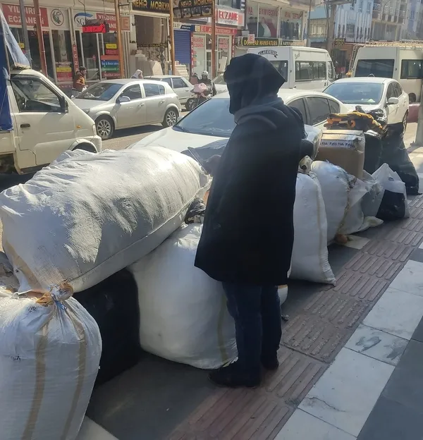 sanliurfali-esnaftan-depremzedelere-destek-1675859263402.jpg