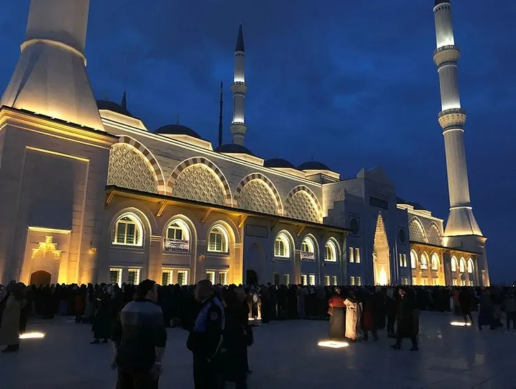 Büyük Çamlıca Camii’ne binlerce genç akın etti