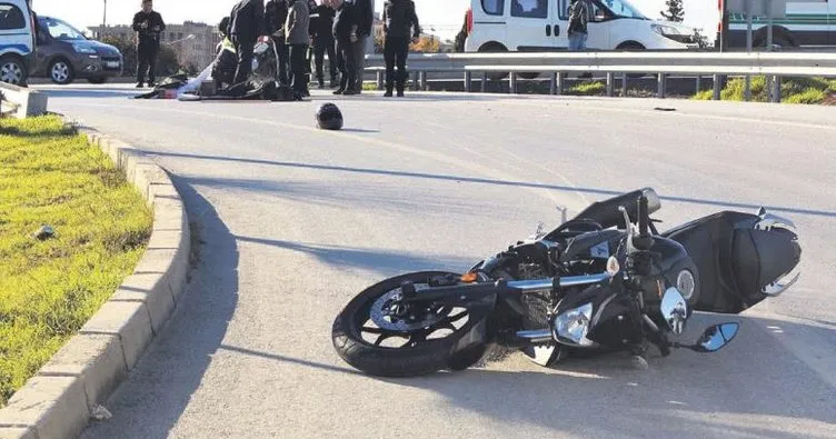 Cezaevi nakil aracı motosiklete çarptı: 2 ölü