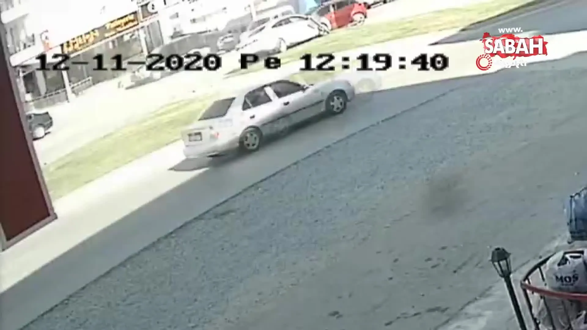 araclar kafa kafaya carpisti aractan inen cocuk kosarak uzaklasti o anlar kamerada video