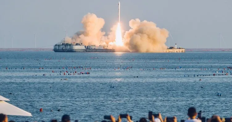 Çin 4 uyduyu denizden uzaya fırlattı
