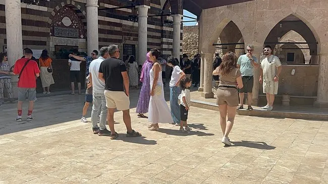 SON DAKİKA... Tarihi camide skandal görüntü: Uyarılara kimse aldırış etmedi: Minber önünde verdiği poza tepki yağdı!