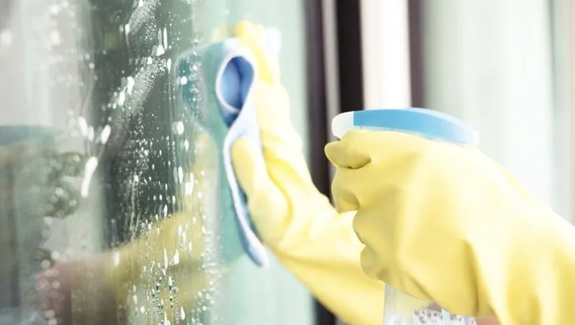 Camlarınızı temizlerken çizilmesine neden oluyor! Bu malzeme kesinlikle kullanılmamalı...