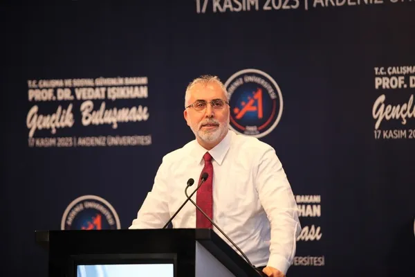 bakan-vedat-isikhani-genclik-bulusmalarinin-ilkine-katildi-1700231101610.jpg