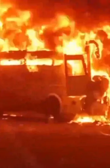 Hindistan’da otobüs alevler içinde kaldı! 13 ölü