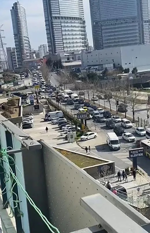 esenyurtta-kaza-arac-rejuje-carparak-ters-dondu-1741530715437.jpeg